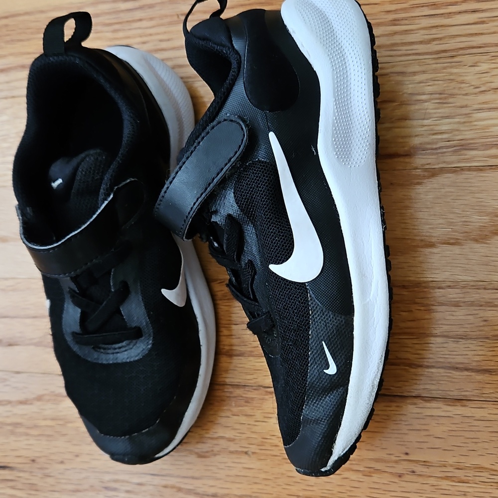 Nike Revolution 7 Kids' Running Shoe Size 11